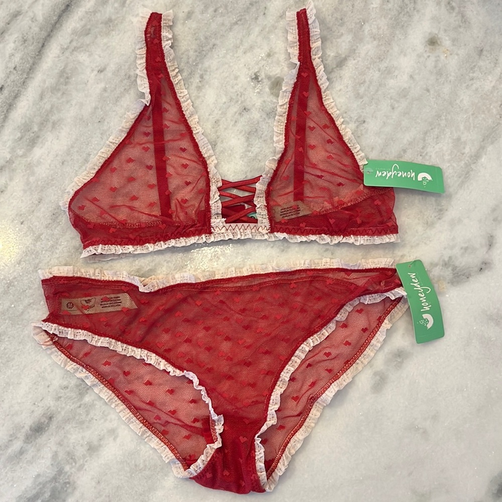 NWT Red Heart Lingerie HoneyDew Medium Bra and Underwear Set